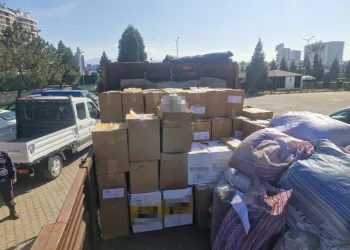 Aracına çarpan kamyonet için polis çağırdı hatalı parktan ceza yedi