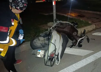 Otomobil ile çarpışan motosikletli acı içinde yerde kaldı