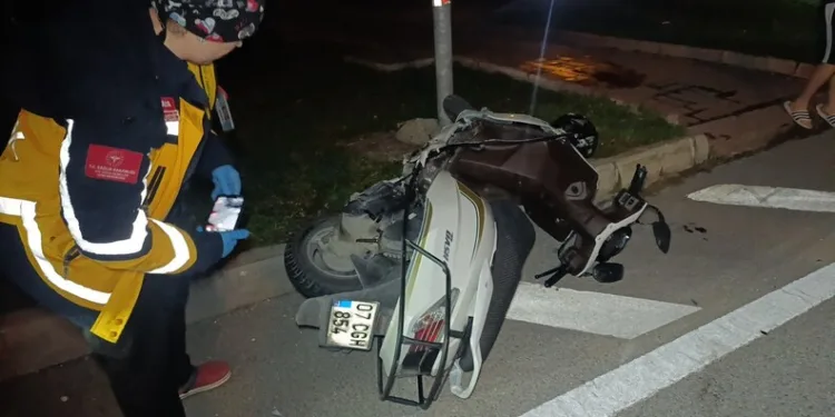 Otomobil ile çarpışan motosikletli acı içinde yerde kaldı