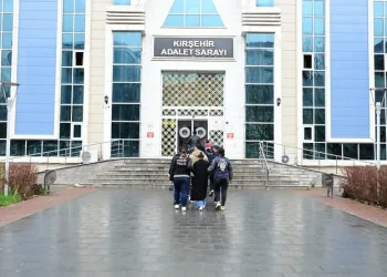 Otomobil ile çarpışan motosikletli acı içinde yerde kaldı