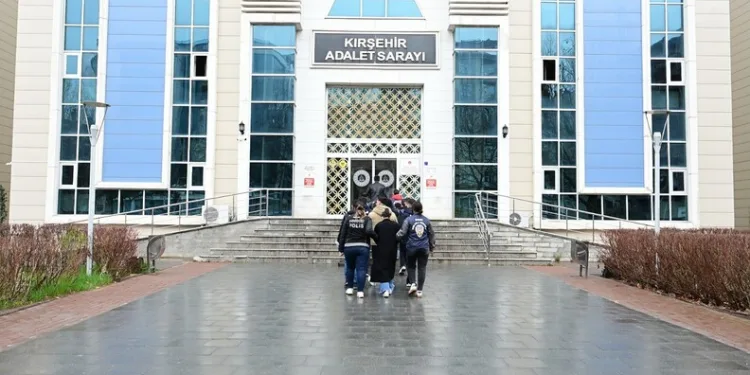 Otomobil ile çarpışan motosikletli acı içinde yerde kaldı