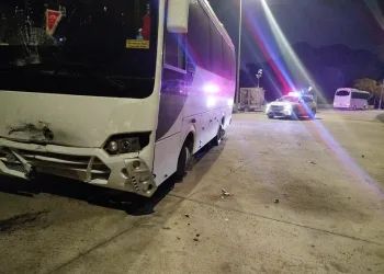 Otomobil ile çarpışan motosikletli acı içinde yerde kaldı