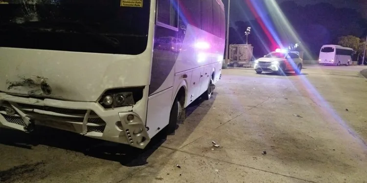Otomobil ile çarpışan motosikletli acı içinde yerde kaldı