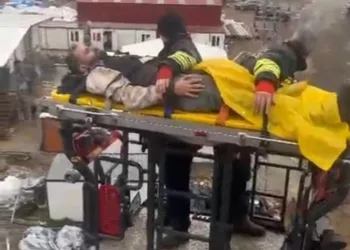 Otomobil ile çarpışan motosikletli acı içinde yerde kaldı