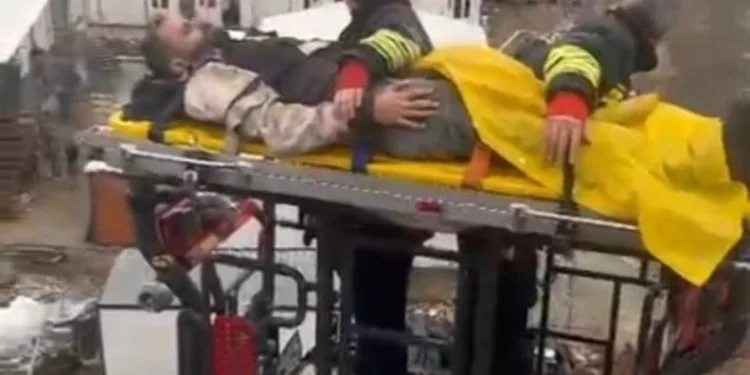 Otomobil ile çarpışan motosikletli acı içinde yerde kaldı