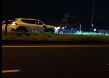 Otomobil ile çarpışan motosikletli acı içinde yerde kaldı