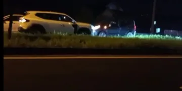 Otomobil ile çarpışan motosikletli acı içinde yerde kaldı