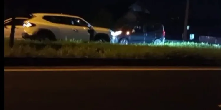 Otomobil ile çarpışan motosikletli acı içinde yerde kaldı