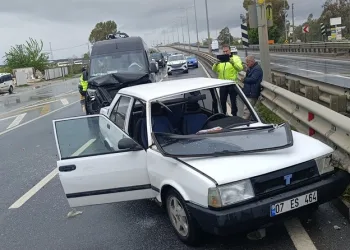 Otomobil ile çarpışan motosikletli acı içinde yerde kaldı