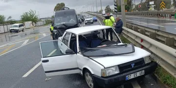 Otomobil ile çarpışan motosikletli acı içinde yerde kaldı