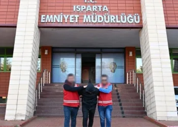 Otomobil ile çarpışan motosikletli acı içinde yerde kaldı
