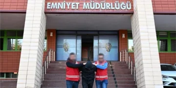 Otomobil ile çarpışan motosikletli acı içinde yerde kaldı