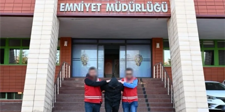 Otomobil ile çarpışan motosikletli acı içinde yerde kaldı