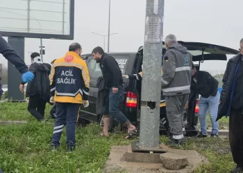 Otomobil ile çarpışan motosikletli acı içinde yerde kaldı