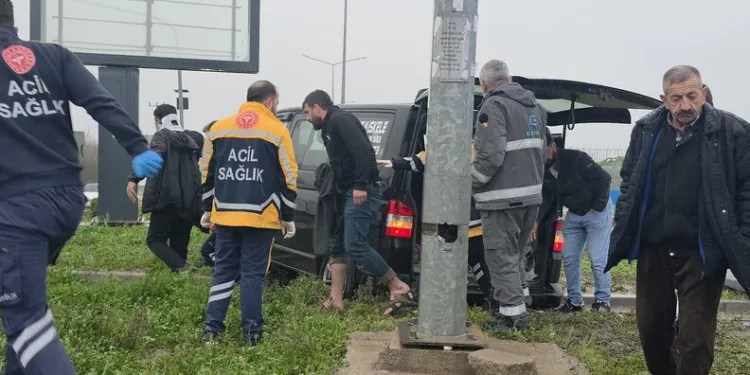 Otomobil ile çarpışan motosikletli acı içinde yerde kaldı
