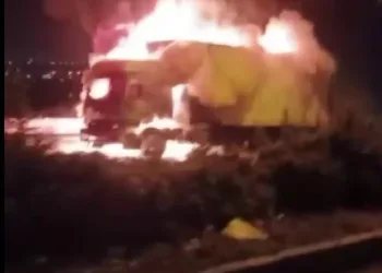Otomobil ile çarpışan motosikletli acı içinde yerde kaldı