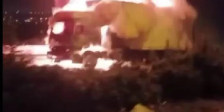 Otomobil ile çarpışan motosikletli acı içinde yerde kaldı