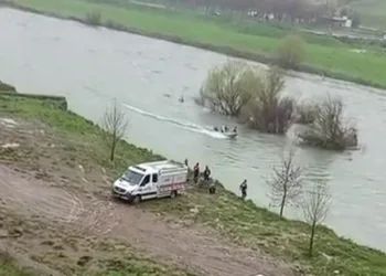 Otomobil ile çarpışan motosikletli acı içinde yerde kaldı