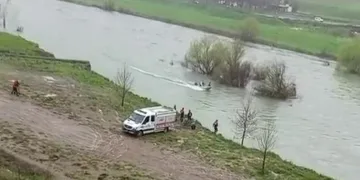 Otomobil ile çarpışan motosikletli acı içinde yerde kaldı