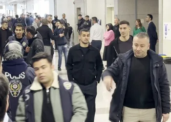 Otomobil ile çarpışan motosikletli acı içinde yerde kaldı