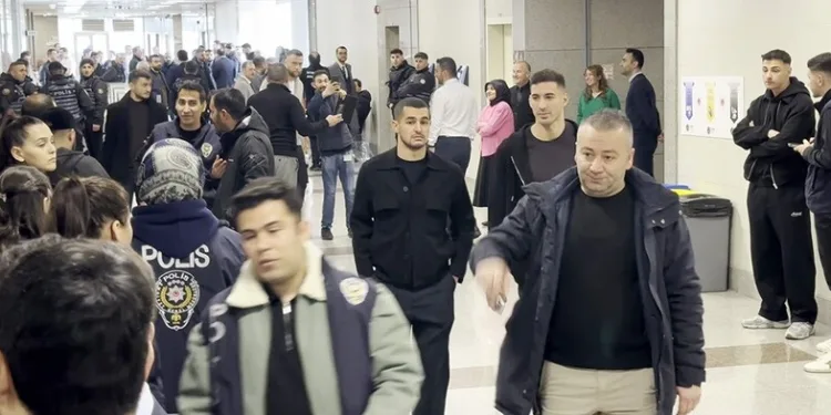 Otomobil ile çarpışan motosikletli acı içinde yerde kaldı