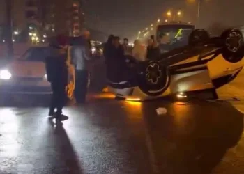 Otomobil ile çarpışan motosikletli acı içinde yerde kaldı