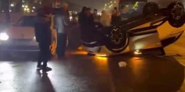 Otomobil ile çarpışan motosikletli acı içinde yerde kaldı