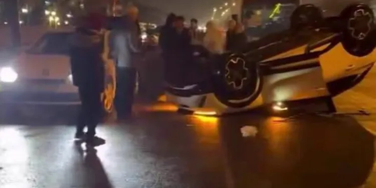 Otomobil ile çarpışan motosikletli acı içinde yerde kaldı