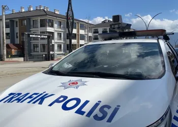 Otomobil ile çarpışan motosikletli acı içinde yerde kaldı