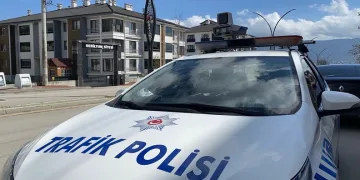 Otomobil ile çarpışan motosikletli acı içinde yerde kaldı