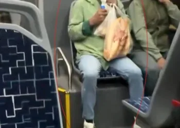 Otomobil ile çarpışan motosikletli acı içinde yerde kaldı