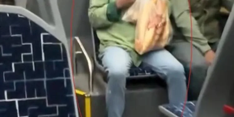 Otomobil ile çarpışan motosikletli acı içinde yerde kaldı
