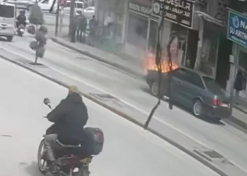 Otomobil ile çarpışan motosikletli acı içinde yerde kaldı