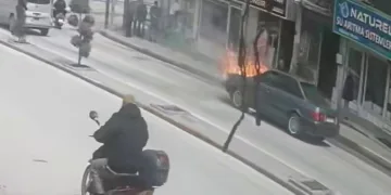 Otomobil ile çarpışan motosikletli acı içinde yerde kaldı
