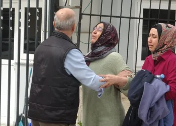 Otomobil ile çarpışan motosikletli acı içinde yerde kaldı