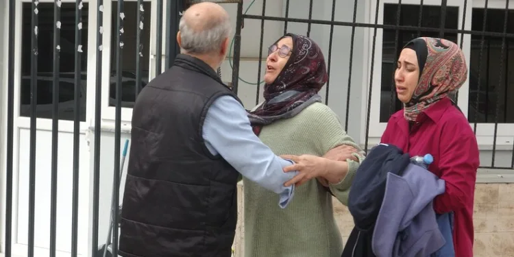 Otomobil ile çarpışan motosikletli acı içinde yerde kaldı