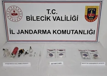 Otomobil ile çarpışan motosikletli acı içinde yerde kaldı