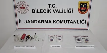 Otomobil ile çarpışan motosikletli acı içinde yerde kaldı