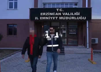 Otomobil ile çarpışan motosikletli acı içinde yerde kaldı