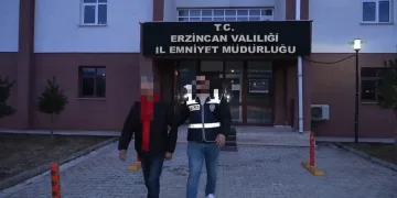 Otomobil ile çarpışan motosikletli acı içinde yerde kaldı