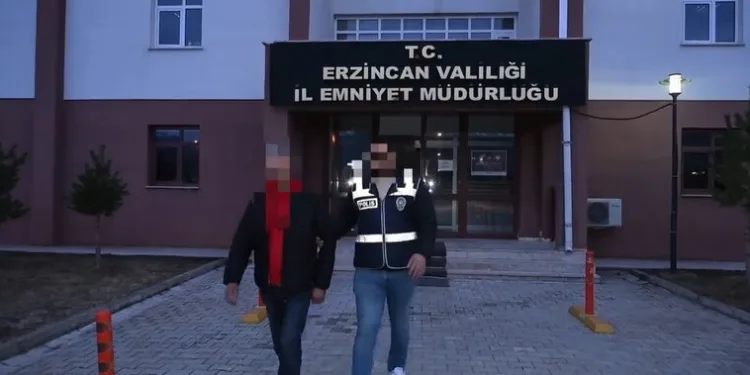 Otomobil ile çarpışan motosikletli acı içinde yerde kaldı