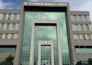 Otomobil ile çarpışan motosikletli acı içinde yerde kaldı