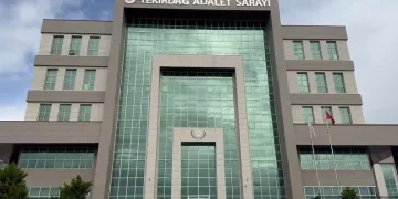 Otomobil ile çarpışan motosikletli acı içinde yerde kaldı