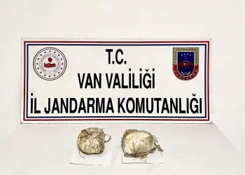 Otomobil ile çarpışan motosikletli acı içinde yerde kaldı