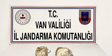 Otomobil ile çarpışan motosikletli acı içinde yerde kaldı