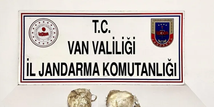 Otomobil ile çarpışan motosikletli acı içinde yerde kaldı