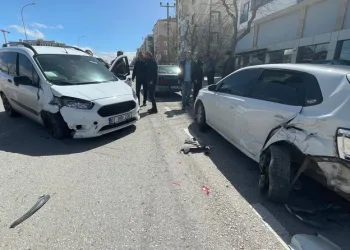 Otomobil ile çarpışan motosikletli acı içinde yerde kaldı