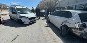 Otomobil ile çarpışan motosikletli acı içinde yerde kaldı