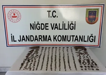 Otomobil ile çarpışan motosikletli acı içinde yerde kaldı