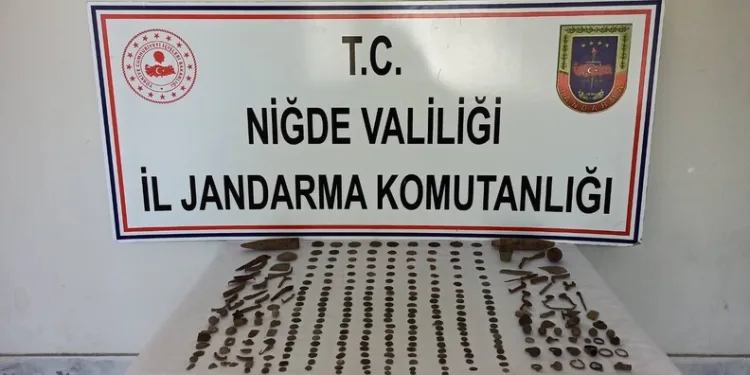 Otomobil ile çarpışan motosikletli acı içinde yerde kaldı